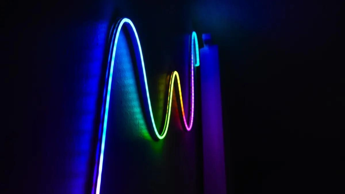 كيف يضمن تشغيل LED Flex المستمر لمسافة 50 مترًا سطوعًا موحدًا