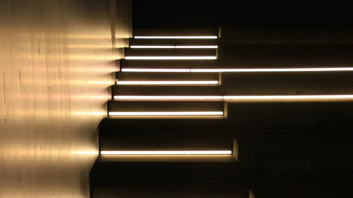 كيفية إقران مقاطع الألمنيوم مع LED Flex للحصول على إضاءة نظيفة